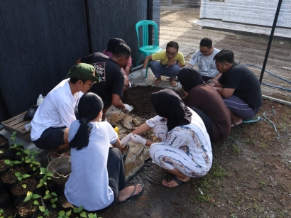 Pemanfaatan Kotoran Hewan, Mahasiswa KKNT MBKM Kelompok 92 UPNVJT Membuat Pupuk Kandang sebagai Teknologi Tepat Guna