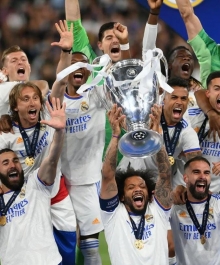 Gambar Artikel Liverpool Gagal Balaskan Dendam ke Sang Raja Eropa, Real Madrid Angkat Trofi Piala Champions yang Ke-14 Kalinya