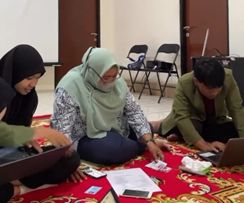 Mahasiswa KKNT27 UPN "Veteran" Jawa Timur, Bantu Terbitkan NIB UMKM di Tambak Wedi