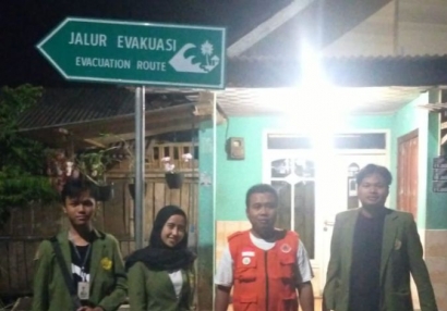 Mahasiswa KKNT 122 UPN "Veteran" Jawa Timur Membantu Proses Pemindahan Rambu Jalur Evakuasi
