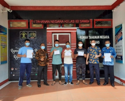Usai Jalani Pidana di Rutan Sambas, WNA Malaysia Diserahkan ke Imigrasi Sambas