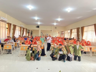 Gandeng BKKBN, KKN-T 129 UPN "Veteran" Jawa Timur Adakan Sosialisasi PUP di SMK dan SMAN Pasirian