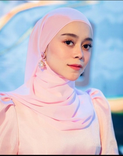 Tren Gaya Hijab Menggunakan Anting Dikalangan Artis Indonesia