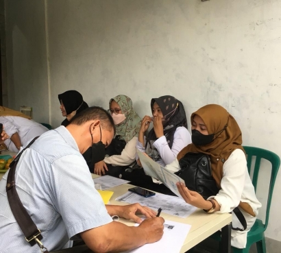 Mahasiswa UPN Veteran Jawa Timur Melaksanakan Pelayanan Jebol Anduk di Kelurahan Kedung Baruk