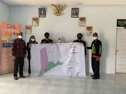 Mahasiswa PMM UMM Menyerahkan Peta Administrasi Desa Malinau Seberang, Kabupaten Malinau