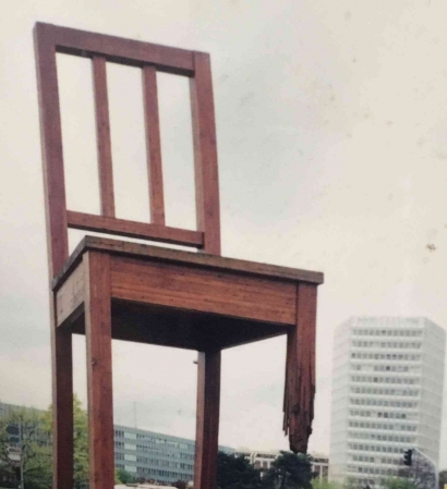 Ada Kursi Raksasa dengan Kaki yang Patah di Depan Gedung PBB di Jenewa