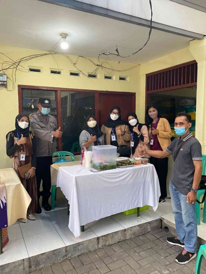 Mahasiswa Kelompok KKN 46 UPN Veteran Jawa Timur Ikut Memeriahkan Bazar UMKM di Kedung Klinter 1, Kota Surabaya