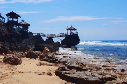 Pantai Watulawang, Pasir Putih dan Batu Karangnya yang Eksotis