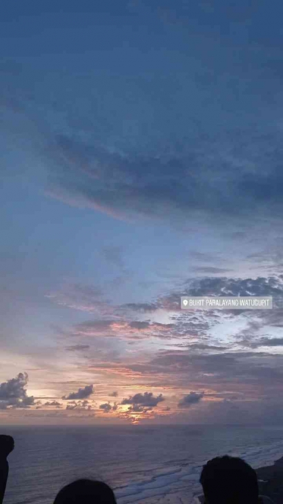 Melihat Panorama Sunset dari Atas Bukit Paralayang