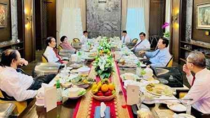 Ketika Makan Siang Presiden Lebih Berarti dari Reshuffle