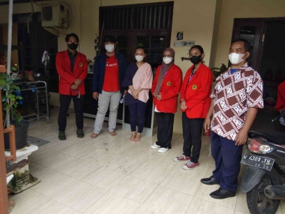 Mahasiswa MBKM-A UNTAG Surabaya Mengantar KTP Diikuti Sosialisasi Terkait Pentingnya Mengurus Adminduk