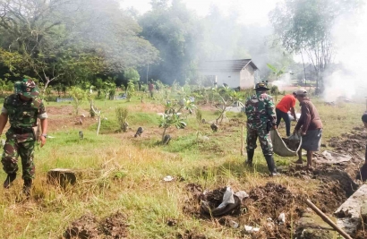 Sukseskan BBGRM XIX, TNI dan Warga Pohaman Gotong Royong Bersihkan Makam Desa