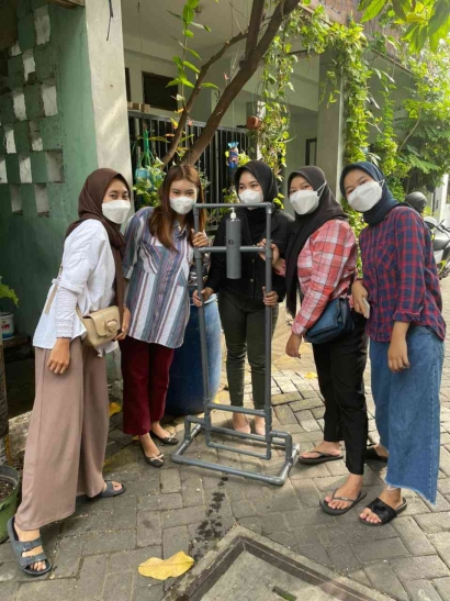 Kelompok 77 KKNT UPN "Veteran" Jawa Timur Membuat Teknologi Tepat Guna Sanitizer Injak untuk Mengurangi Penyebaran Virus 