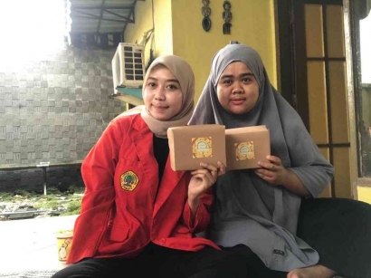 Mahasiswa Untag Surabaya Mengedukasi tentang Pentingnya Label dalam Sebuah Produk Usaha Martabak di Desa Kramat Jegu