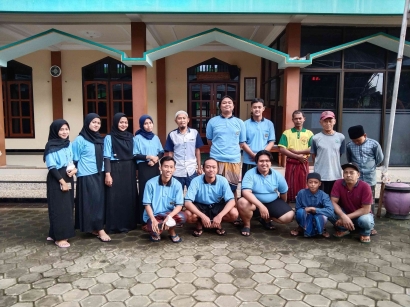 KKN Universitas Negeri Malang dan Warga Desa Belung: Membersihkan Masjid Jami' Al-Ridlo Desa Belung, Poncokusumo, Malang