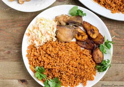 Jollof Rice: Nasi Goreng dengan Daging Bumbu Rempah dan Sayur Lalapan Menggugah Selera