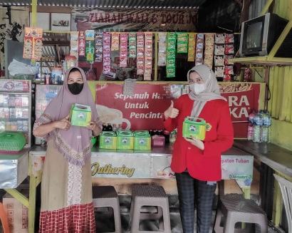 Tingkatkan Penjualan! Mahasiswa KKN Mandiri UNTAG Surabaya Berikan Tampilan Baru pada Kemasan UMKM Warung Nasi