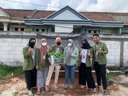Panen Perdana Sayuran Hidroponik bersama Warga Kelurahan Jeruk Kecamatan Lakarsantri Kota Surabaya