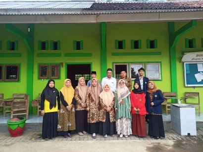 Meningkatkan Kemampuan Literasi Mahasiswi UNTAG Surabaya Tingkatkan Program Literasi di SMP Roudlotussalam Melalui Program Kerja 