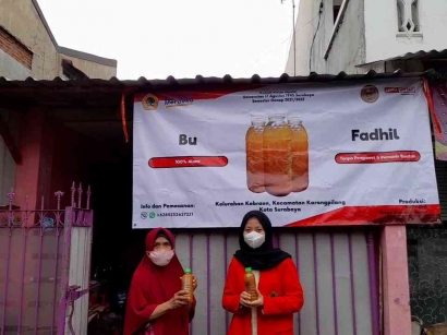 Mahasiswa KKN Untag Surabaya Mengembangkan Pemasaran Digital pada UMKM Minuman Sehat di Kebraon, Kecamatan Karangpilang, Kota Surabaya
