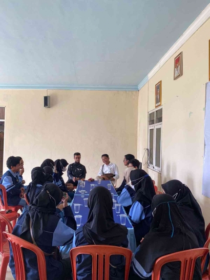 Penerimaan Mahasiswa KKN MIT Kelompok 78 UIN Walisongo Semarang oleh Perangkat Desa Campursari Jawa Tengah