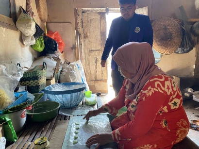 UM Regular KKN Participants Help Partners in Efforts to Develop Spinach and Moringa Chips MSMEs in Pakisjajar Village