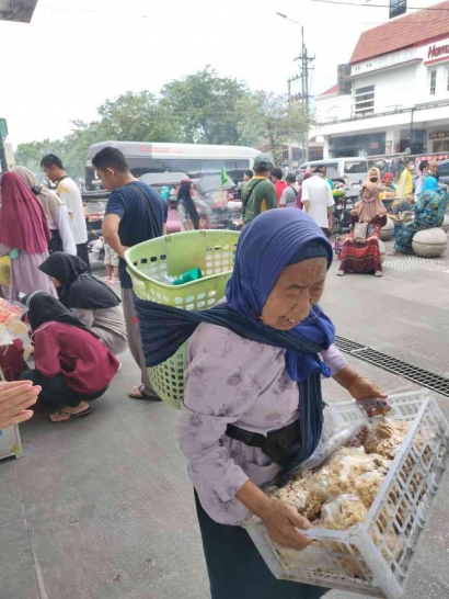Mbah Amat, Si Penjual Jajanan Keripik di Pasar Beringharjo Yogyakarta