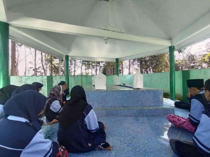 Mahasiswa KKN Kelompok 16 UIN Walisongo Semarang lakukan Ziarah Bersama di Makam Masyayih desa Tuwel
