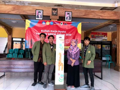 KKNT 110 UPN Veteran Jawa Timur Lengkapi Program Kerja Desa Bebas Stunting dengan Pembuatan Alat Ukur Tinggi Badan