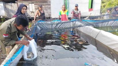 YP dan Kelompok Mina Sehati  Buat Kolam Ikan Menggunakan Media Terpal dengan Cara Gotong Royong