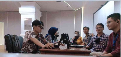 Bermanfaat untuk Masyarakat, Dispendukcapil Surabaya Gandeng Mahasiswa UPN "Veteran" Jatim Luncurkan Layanan Chatbot Adminduk Melalui WhatsApp