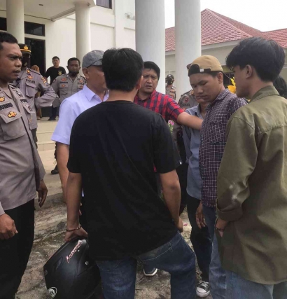Massa Aksi Tuntut Pemda dan DPRD Kabupaten Konawe agar Lakukan Sosialisasi dan Transparansi CSR PT Sulawesi Cahaya Mineral