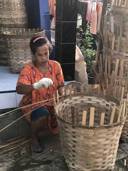 Program Sosialisasi dan Pelatihan Budidaya Tanaman Sistem Vertikultur Kepada Siswa SDN 82 Gresik sebagai Solusi Pemanfaatan Limbah Potongan Bambu dan Botol