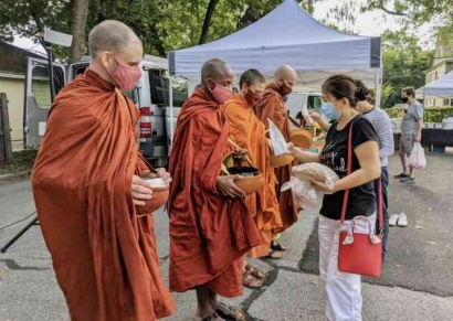 Berpartisipasi dalam Pindapata Pindapatta Pindacara, Suatu Tradisi Umat Buddha di California