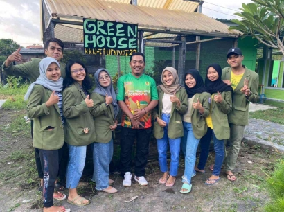 Kelompok 129 KKN-T MBKM UPN "Veteran" Jawa Timur Ciptakan "Green House" sebagai Teknologi Tepat Guna