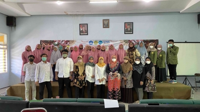 Dosen dan Mahasiswa UPN Veteran Jawa Timur Aktif Gelar Pelatihan Desain dan Pemasaran di Panti Asuhan Aisyiyah 1 Baratajaya di Era Ekonomi Digital
