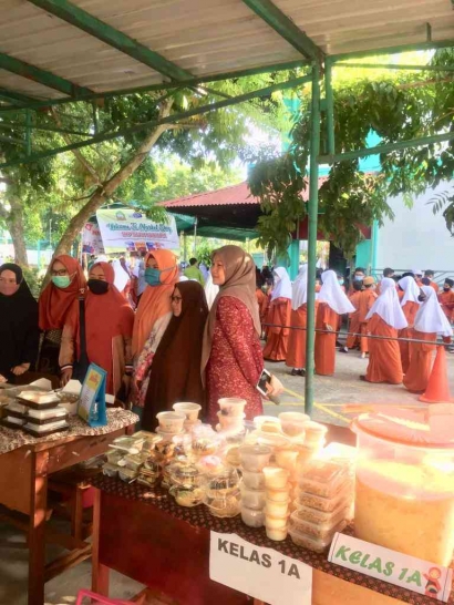 Market Day sebagai Kegiatan Penutupan MPLS di Sekolah Islam Nabilah, Batam, Tahun Pelajaran 2022-2023