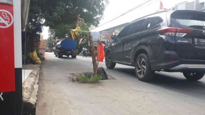 Jalan Berlubang di Poros Laikang, Warga Tanam Pohon Pisang sebagai Aksi Protes