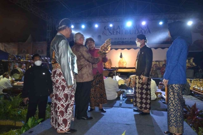 Rindu Kampung Halaman, Warga di Kalimantan Gelar Wayang Kulit