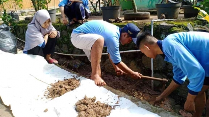 Mahasiswa KKN Kelompok 62 UIN Walisongo Semarang Bersihkan Saluran Drainase Guna Kesehatan dan Keindahan Lingkungan