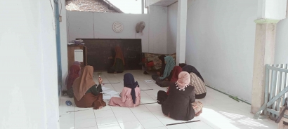 KKN Kelompok 05 IAIN Kediri Adakan Kajian Fiqih Kewanitaan di Dusun Mororejo Kecamatan Kandangan