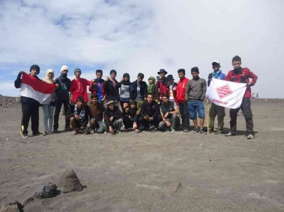 Mendaki Gunung Marapi di Sumatera Barat