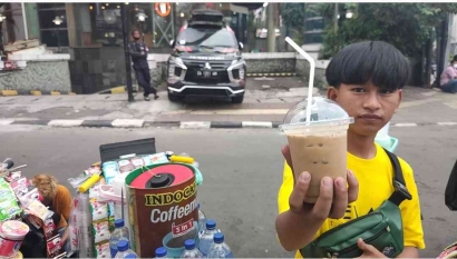 Mengenal Lebih Dekat dengan Salah Satu Penjual Kopi Keliling di Kota Jakarta (Starling)