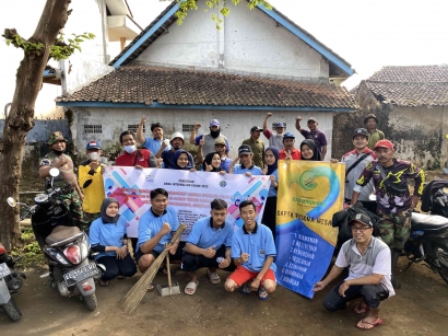 KKN UM Desa Belung: Kerja Bakti Normalisasi Sungai untuk Pembuatan Sekat Alir dalam Pembenihan Ikan Wader di Aliran Tersier DAM Karang Anyar 