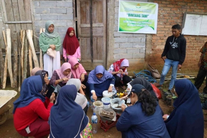 Mahasiswa KKN-T IPB Berikan Pelatihan Pembuatan Pupuk Organik Cair (POC) Bersama KWT Dusun Ngumbul Desa Purwoharjo