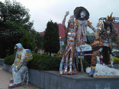 Ratusan Patung dari Sampah Hiasi Pedestrian Jalan Panglima Sudirman Kota Batu