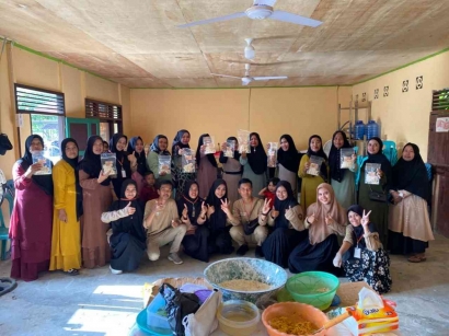 Mahasiswa Kukerta Balik Kampung Desa Kuapan Universitas Riau Gelar Pelatihan Keripik Usus Pepaya bersama Ibu-ibu PKK Desa Kuapan