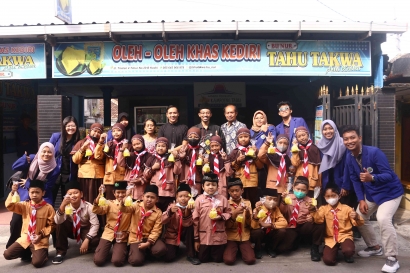 Dedikasi Mahasiswa UM Menciptakan Standard Operating Procedure (SOP) Wisata Edukasi Kampung Tahu Tinalan, Kota Kediri