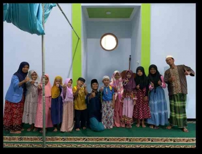 Gema Sholawat Merasuk Qolbu, Anak-Anak Berlatih Hadrah Al Banjari di Desa Donomulyo Kabupaten Malang