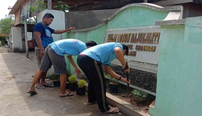 Mahasiswa Pengabdian UM: Kegiatan Kerja Bakti Balai Dusun Bajulmati, "Agar Lebih Hijau"